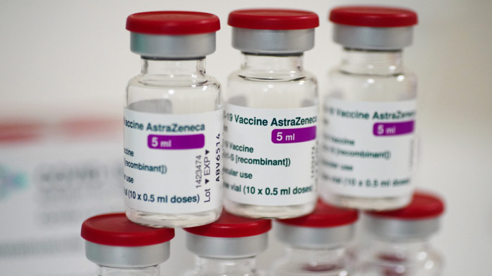 Érdekes mellékhatás: vakcinák keverésére szoríthat rá az AstraZeneca-ügy