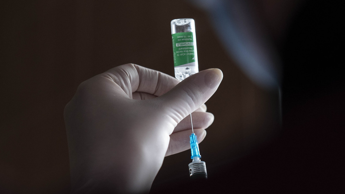 Egészségügyi dolgozó előkészíti a fecskendőt, mielőtt beolt egy katonát az AstraZeneca brit-svéd gyógyszeripari vállalat Indiában gyártott és Covishield néven forgalmazott koronavírus elleni vakcinájával az ukrajnai Kramatorszkban lévő katonai támaszponton 2021. március 2-án.