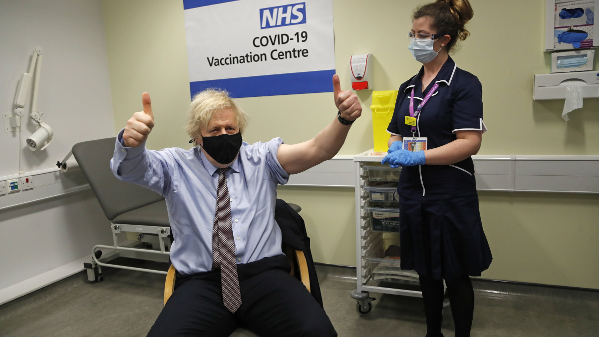 Boris Johnson brit miniszterelnök, miután megkapta az AstraZeneca svéd-brit gyógyszergyártó koronavírus elleni vakcinájának első dózisát a londoni St. Thomas Kórházban 2021. március 19-én.
