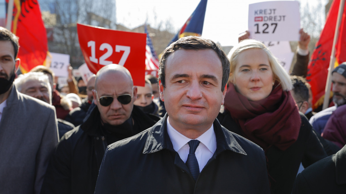 Albin Kurti, az ellenzéki koszovói Vetevendosje (Önrendelkezés) párt vezetője (k) és felesége, Rita Augestad Knudsen a párt kampányának zárórendezvényén Pristinában 2021. február 12-én. Koszovóban február 14-én tartják az előrehozott választásokat, miután 2020. decemberében a koszovói legfelsőbb bíróság kimondta, hogy a parlament illegálisan választott új kormányt júniusban.