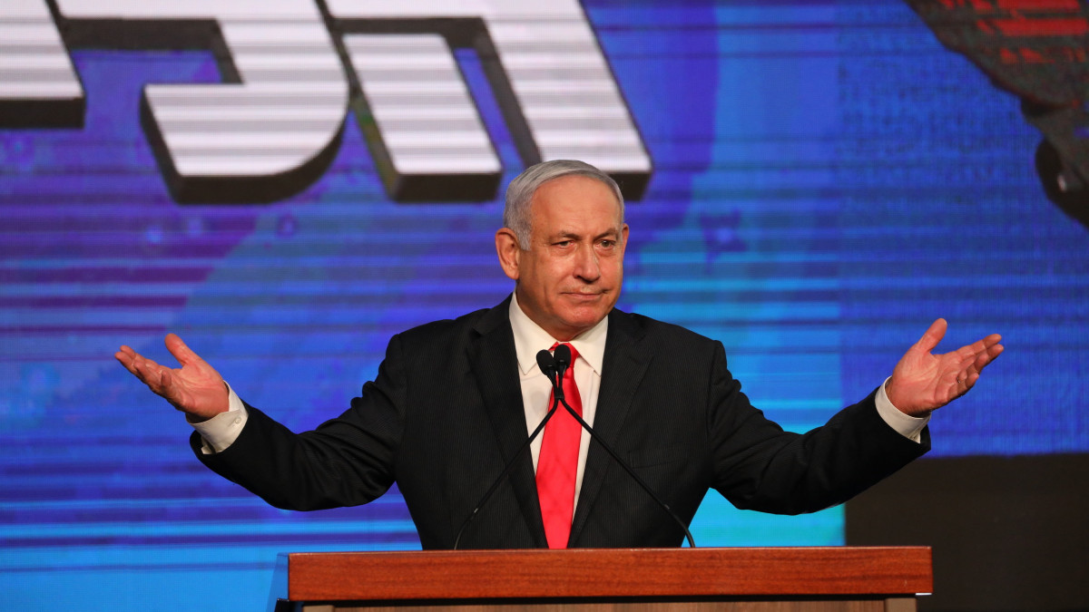 Benjámin Netanjahu izraeli miniszterelnök, a jobboldali Likud párt elnöke a parlamenti választások eredményváró rendezvényén Jeruzsálemben 2021. március 24-én. Az exit poll-adatok szerint a két éven belül negyedszer megrendezett parlamenti választáson Netanjahu tömbje és Naftali Bennet Jobbra nevű pártja együtt megszerezte a kneszet 120 helyének kormányzáshoz szükséges többséget, 61 mandátumot.