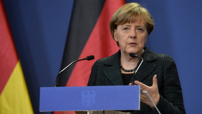 Angela Merkel szerint előbb tárgyalni kell a magyar és a lengyel kormánnyal