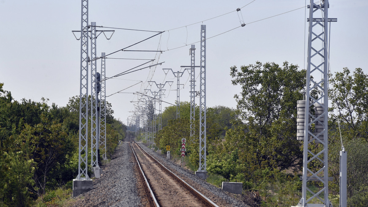 Az elkészült felsővezeték Polgárdi és Füle között a Szabadbattyán-Balatonfüred vasútvonalon 2020. május 8-án. Szabadbattyán és Balatonfüred között zajlik az észak-balatoni vasútvonal villamosítása, az 55 kilométeres szakaszon 2021 áprilisától válthatják föl a dízelvonatokat az elektromos szerelvények.