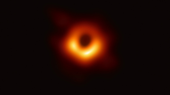 Elképesztő látványt produkált a fekete lyukról készült fotó „finomítása” – kép