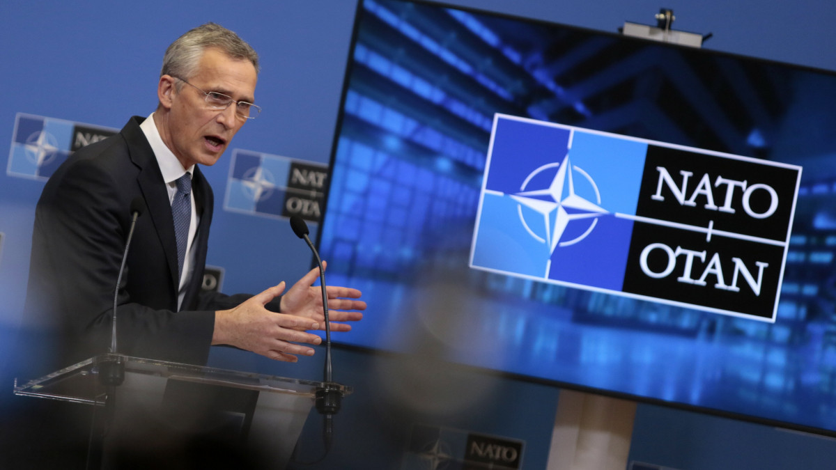 Jens Stoltenberg NATO-főtitkár sajtótájékoztatót tart a NATO-tagországok külügyminisztereinek tanácskozása után Brüsszelben 2021. március 24-én.