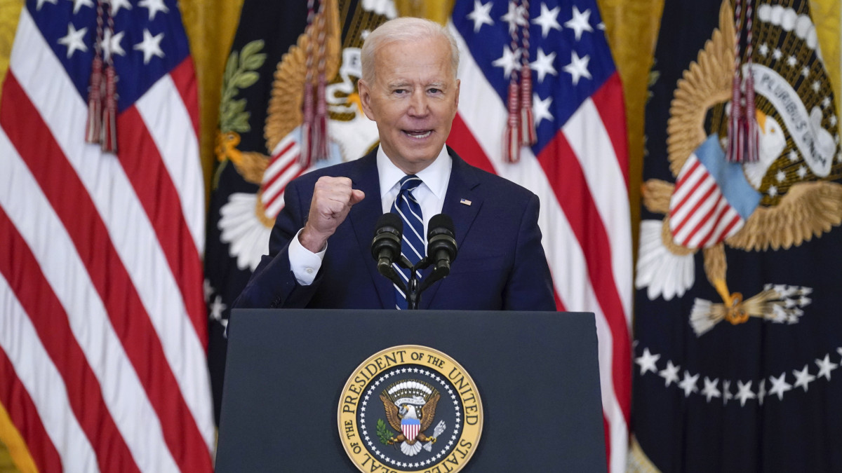 Joe Biden amerikai elnök sajtótájékoztatót tart a washingtoni Fehér Ház Keleti Termében 2021. március 25-én.