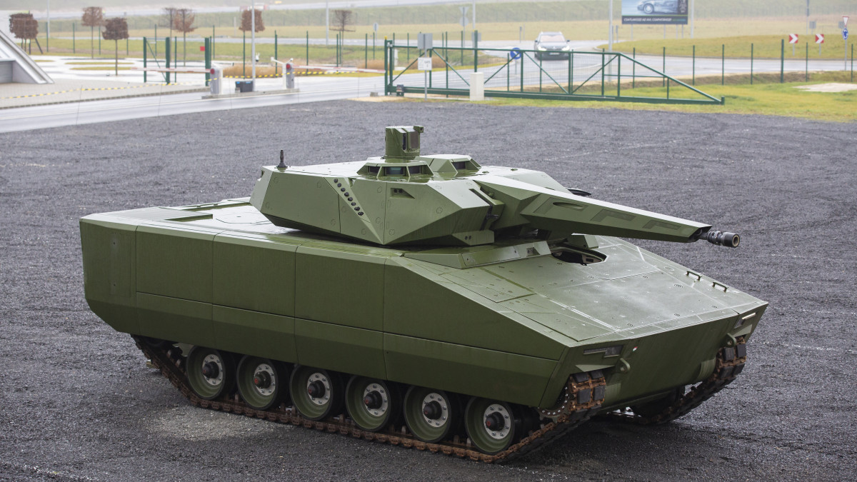 Lynx gyalogsági harcjármű a zalaegerszegi ZalaZone Járműipari Tesztpálya fogadóépülete közelében 2020. december 17-én, a Lynx-harcjárműgyár alapkövének ünnepélyes letétele alkalmából tartott bemutatón. A német Rheinmetall és a magyar állam vegyesvállalata által mintegy 60 milliárd forintból épülő, a kategóriájában legkorszerűbbnek számító Lynx harcjárműveket gyártó üzemből 218 harcjármű kerül a Magyar Honvédséghez, amelyből 172-t gyártanak majd le a 2023-ra elkészülő zalai üzemben.