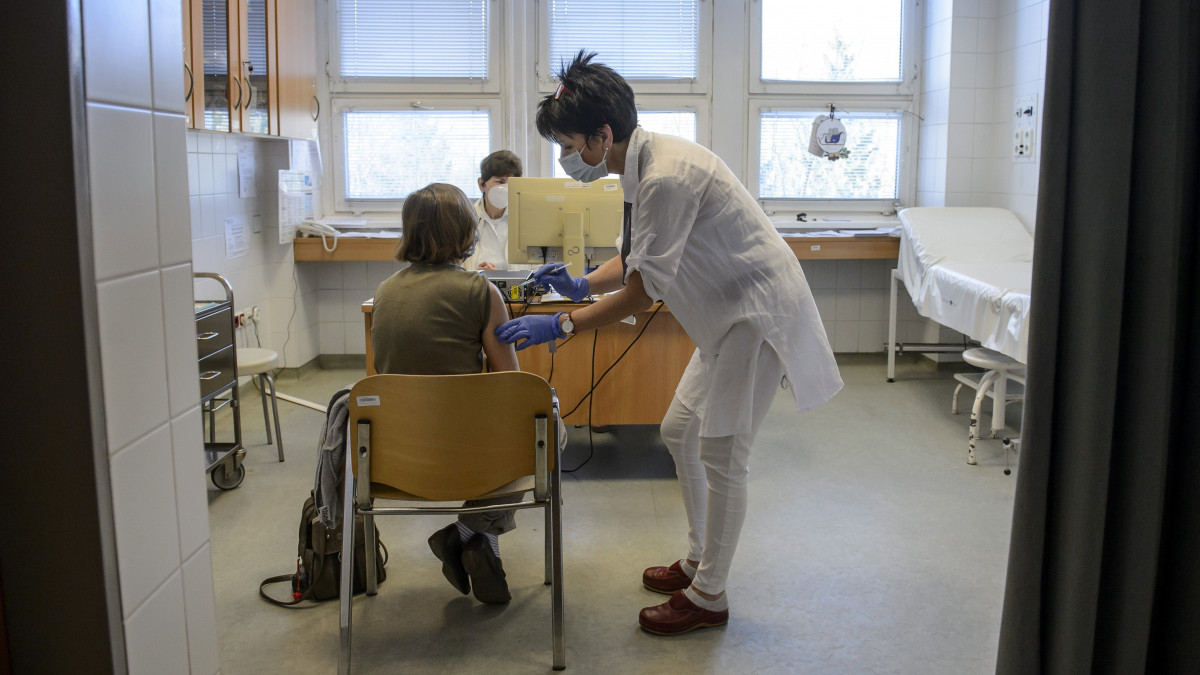 Deák Mária szakápoló a Szputnyik V koronavírus elleni védőoltás első adagjával olt be egy nőt a salgótarjáni Szent Lázár Megyei Kórház oltópontján 2021. március 27-én.