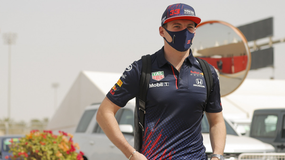 Max Verstappen, a Red Bull holland versenyzője érkezik a Forma-1-es autós gyorsasági világbajnokság Szahíri Nagydíjának otthont adó szahíri pályára 2021. március 25-én. A szezonnyitó bahreini futamot március 28-án rendezik.
