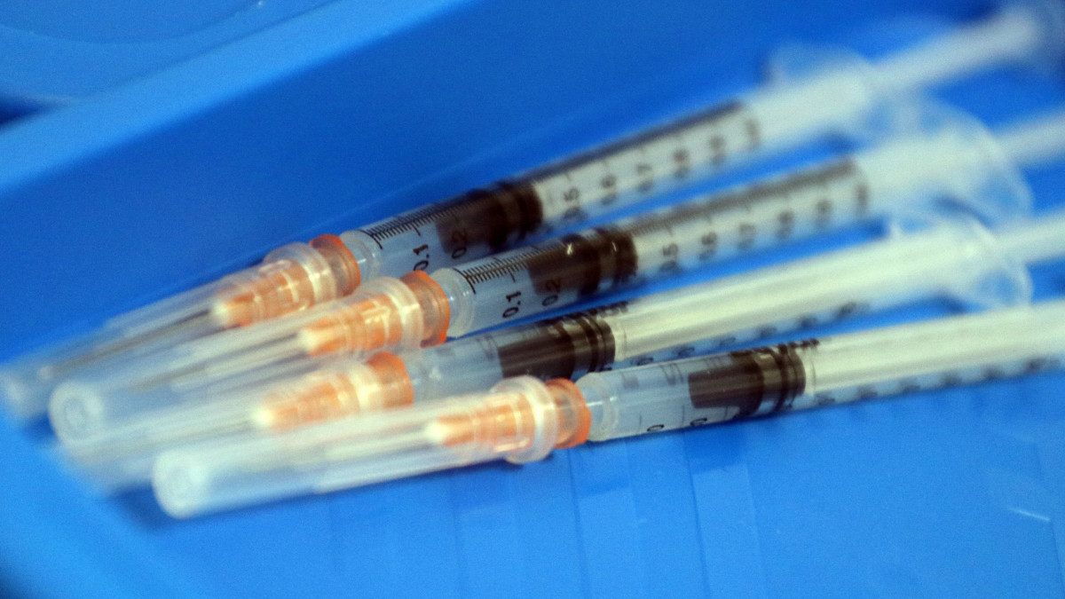 A Pfizer-BioNTech koronavírus elleni vakcinák oltáshoz előkészítve a Borsod-Abaúj-Zemplén Megyei Központi Kórház és Egyetemi Oktatókórházban kialakított oltóponton 2021. március 27-én.