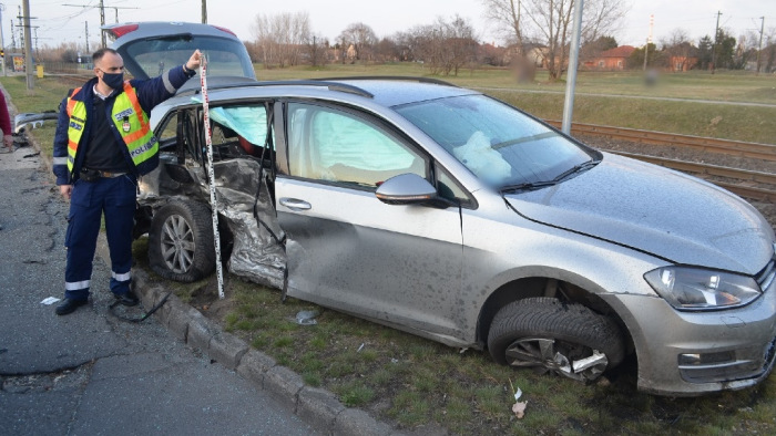 Durva karambol Budapesten, az egyik autó vezetője elmenekült a helyszínről