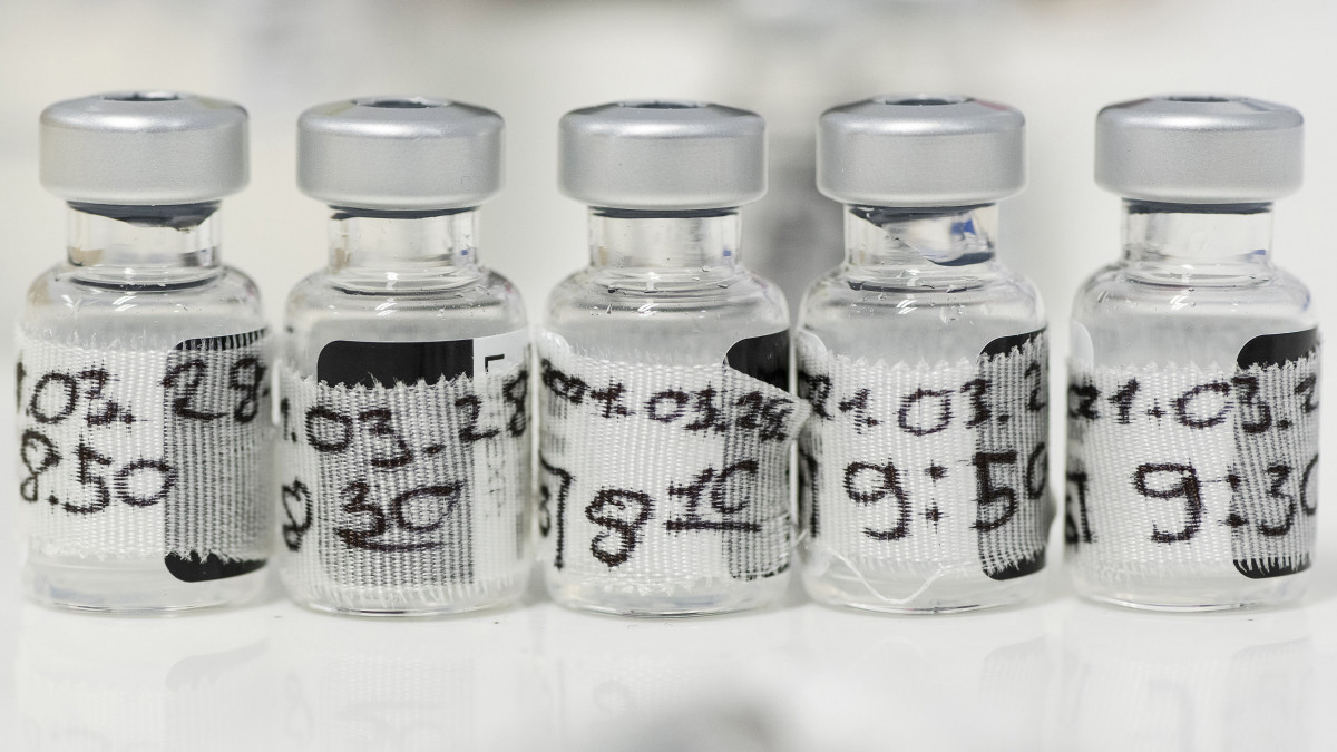 A felhasználás időpontjaival megjelölt Pfizer-BioNTech koronavírus elleni vakcinák üres üvegei a Jósa András Oktatókórházban kialakított oltóponton 2021. március 28-án.