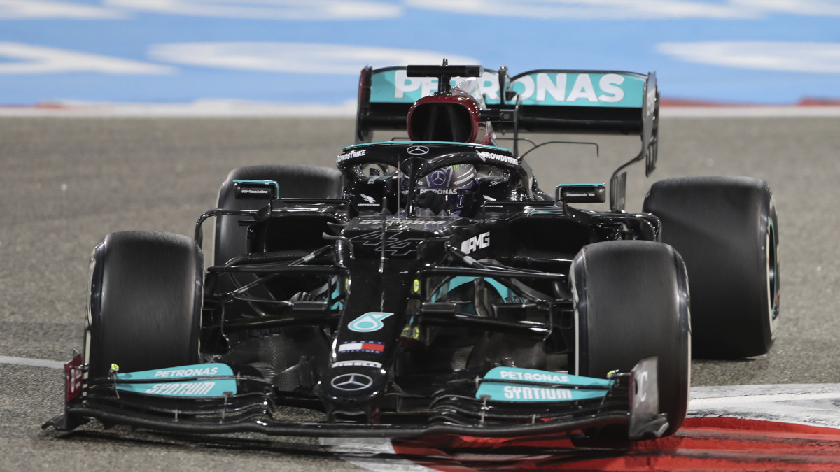 Lewis Hamilton, a Mercedes brit versenyzője a Forma-1-es autós gyorsasági világbajnokság szezonnyitó Szahíri Nagydíján a szahíri pályán 2021. március 28-án.