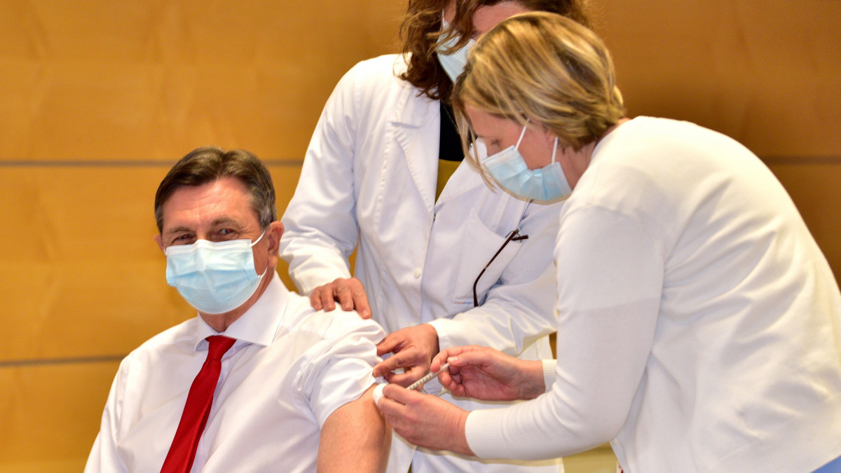 Borut Pahor szlovén elnököt beoltják az AstraZeneca svéd-brit gyógyszergyártó koronavírus elleni szérumának első adagjával Ljubljanában 2021. március 19-én.