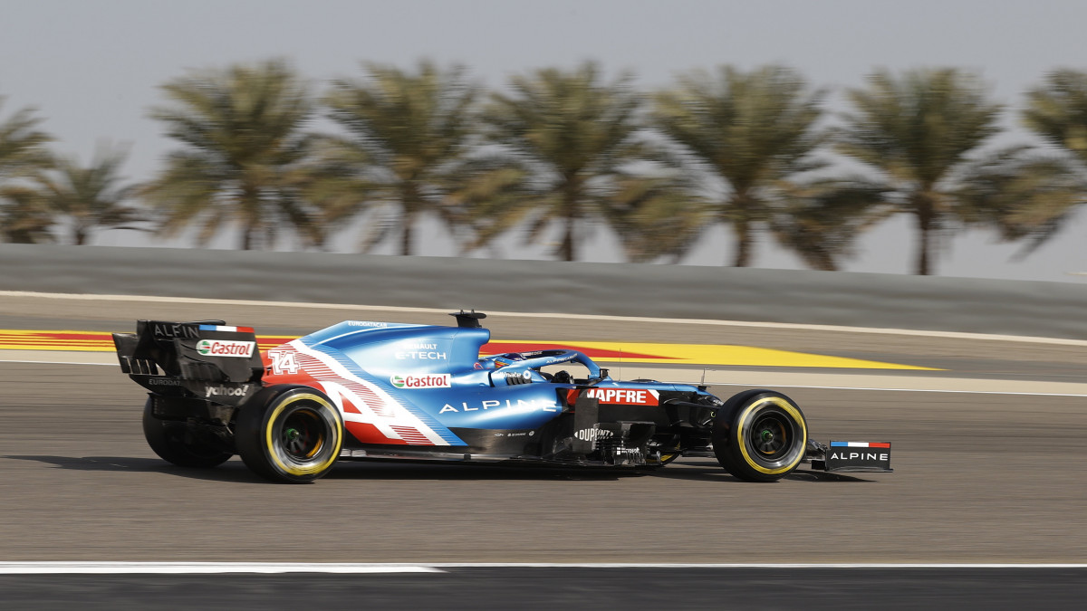 Fernando Alonso, az Alpine spanyol versenyzője a Forma-1-es autós gyorsasági világbajnokság Szahíri Nagydíjának harmadik szabadedzésén a szahíri pályán 2021. március 27-én. A szezonnyitó bahreini futamot március 28-án rendezik.