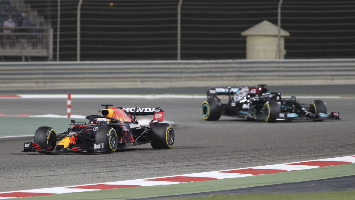 Max Verstappen, a Red Bull holland versenyzője (elöl) és Lewis Hamilton, a Mercedes brit versenyzője a Forma-1-es autós gyorsasági világbajnokság szezonnyitó Szahíri Nagydíján a szahíri pályán 2021. március 28-án.