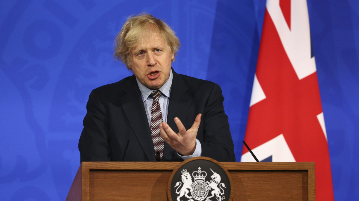 Boris Johnson brit miniszterelnök sajtótájékoztatót tart a koronavírus-járvánnyal kapcsolatos intézkedésekről Londonban 2021. március 29-én.