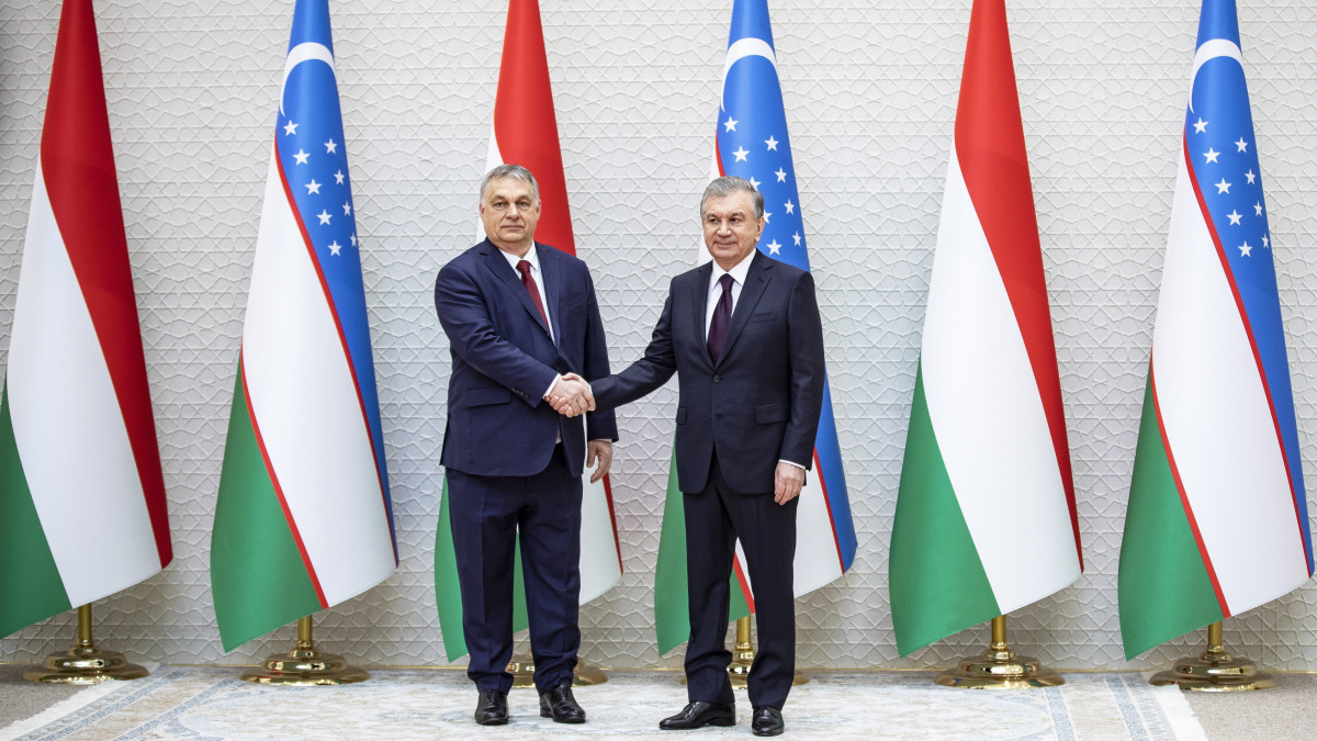 A Miniszterelnöki Sajtóiroda által közreadott képen Savkat Mirzijojev üzbég államfő (j) fogadja Orbán Viktor magyar kormányfőt Taskentben 2021. március 30-án.
