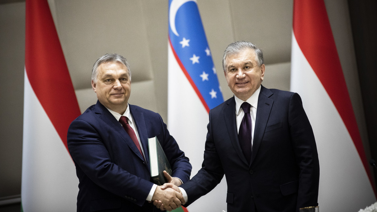A Miniszterelnöki Sajtóiroda által közreadott képen Savkat Mirzijojev üzbég államfő (j) és Orbán Viktor miniszterelnök a tárgyalásukat követően tartott sajtótájékoztatón Taskentben 2021. március 30-án.