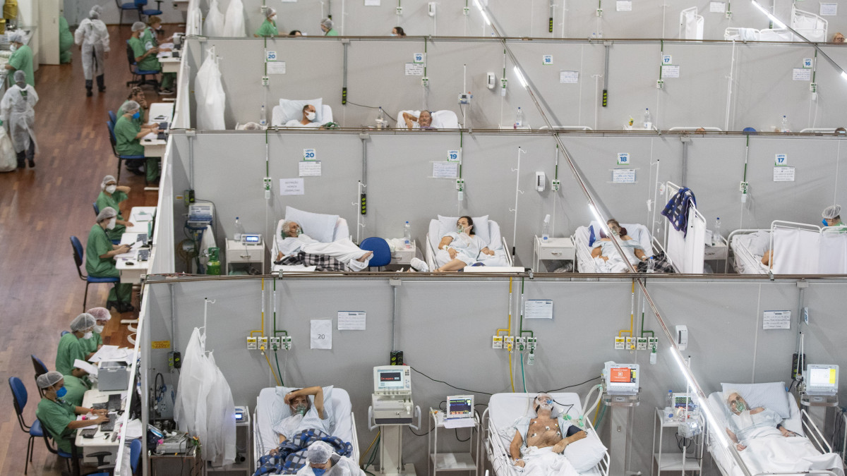 Az új koronavírus előidézte Covid-19-ben szenvedő betegek a brazíliai Sao Paulo elővárosának, Santo Andrénak a sportcsarnokában kialakított tábori kórházban 2021. március 4-én.