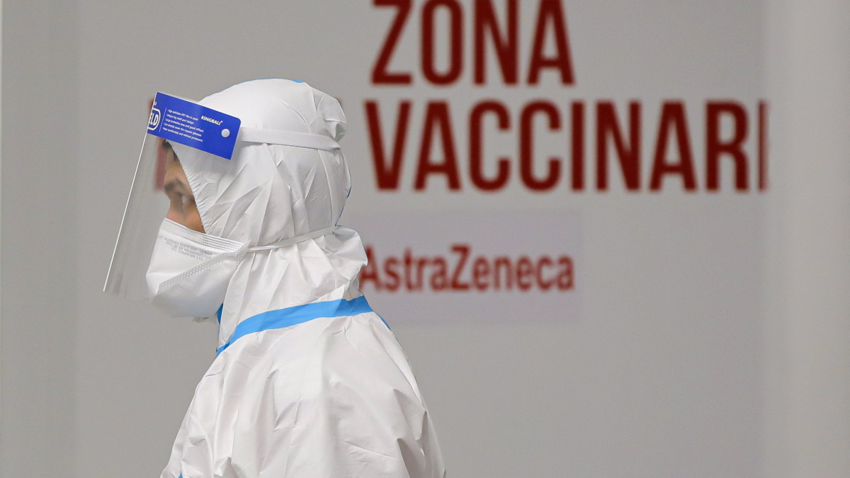 Védőruházatot viselő egészségügyi dolgozó egy bukaresti oltóközpontban 2021. március 23-án. Az ideérkező páciensek az AstraZeneca és a Pfizer gyógyszergyártó cégek vakcinái közül válaszhattak.