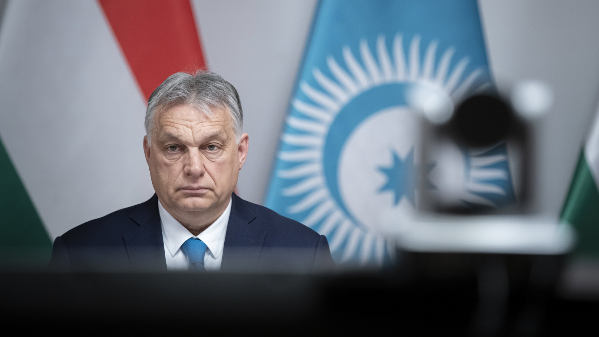 A Miniszterelnöki Sajtóiroda által közreadott képen Orbán Viktor miniszterelnök a Türk Tanács ülésén vesz részt a járványhelyzetre való tekintettel online, videokonferencia formájában Budapesten, a Karmelita kolostorban 2021. március 31-én.