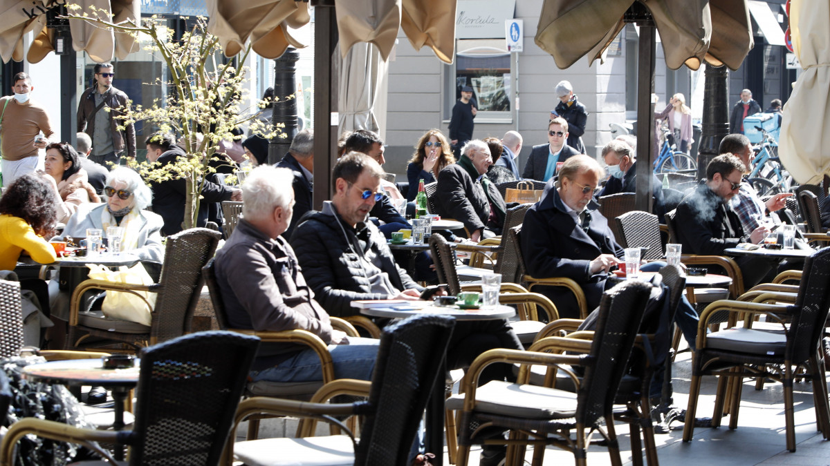Vendégek ülnek egy kávézó teraszán Zágrábban 2021. március 30-án, a koronavírus-járvány harmadik hulláma idején.