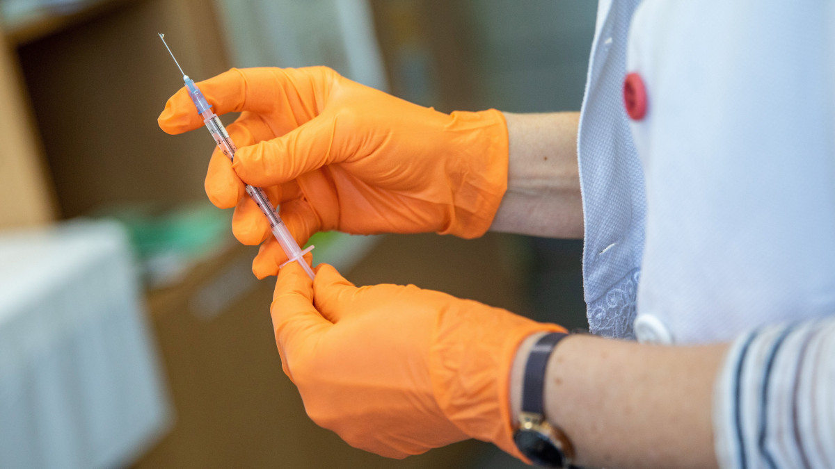 Judák Rita orvos előkészíti az AstraZeneca koronavírus elleni vakcinát a Vasútegészségügyi Szolgáltató Nonprofit Kiemelten Közhasznú Kft. oltópontján Szegeden 2021. március 31-én.