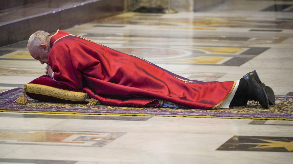 Vatikánváros, 2020. április 10. Ferenc pápa imádkozik a Krisztus szenvedéséért bemutatott nagypénteki miséjén a vatikáni Szent Péter-bazilikában 2020. április 10-én. A koronavírus-járvány miatt a misén nem vehetnek részt a hívek. Andrew Medichini