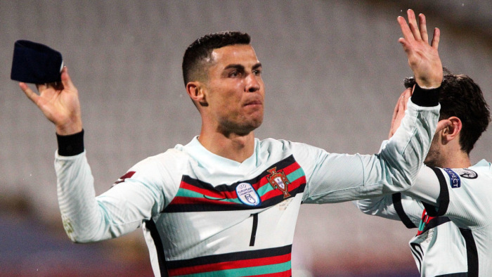 Milliókért kelt el Ronaldo földhöz vágott kapitányi karszalagja