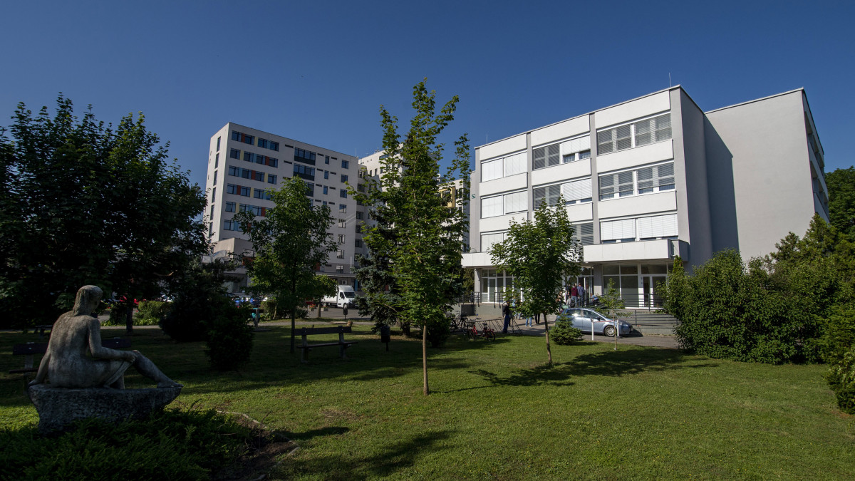 A hatvani Albert Schweitzer Kórház- Rendelőintézet épülete az energetikai korszerűsítés átadásának napján, 2020. június 3-án.