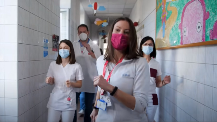 Szívhez szóló össztánccal jelentkeztek a Bethesda Gyermekkórház dolgozói – videó