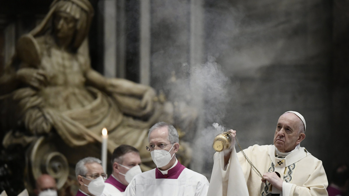 Ferenc pápa húsvétvasárnapi szentmisét mutat be a vatikáni Szent Péter-bazilikában 2021. április 4-én. A szertartást, amelyen a koronavírus-járvány miatt hívek nem vehettek részt, a Vatikánból egyenes adásban közvetítették.