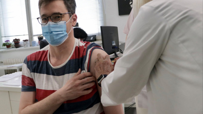 Beoltották Karácsony Gergelyt, de nem árulta el, milyen vakcinával