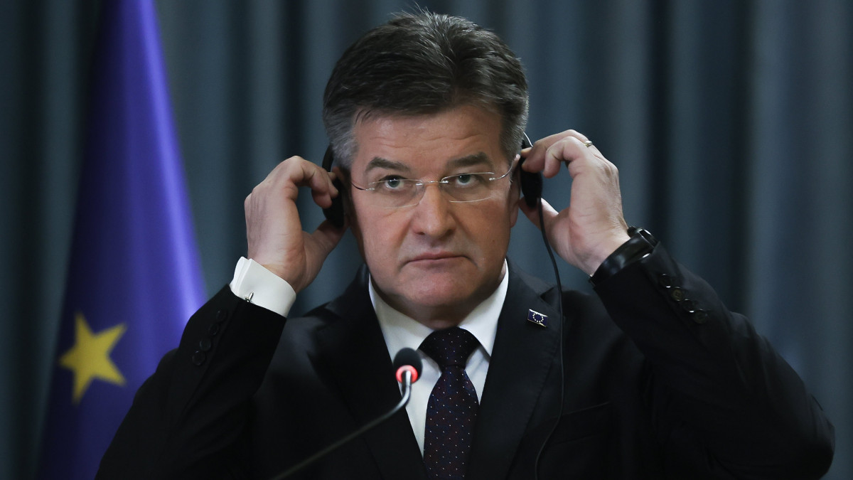 Miroslav Lajcák, az Európai Unió nyugat-balkáni régiót érintő kérdésekért felelős különleges képviselője és Vjosa Osmani megbízott koszovói köztársasági elnök (a képen nem látható) közös sajtótájékoztatót tart Pristinában 2021. március 2-án.