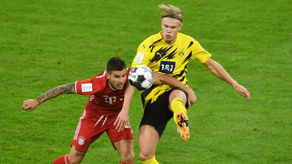 Lucas Hernandez, a Bayern München (b) és Erling Braut Haaland, a Borussia Dortmund  játékosa a labdarúgó Német Szuperkupáért játszott mérkőzésen Münchenben 2020. szeptember 30-án.