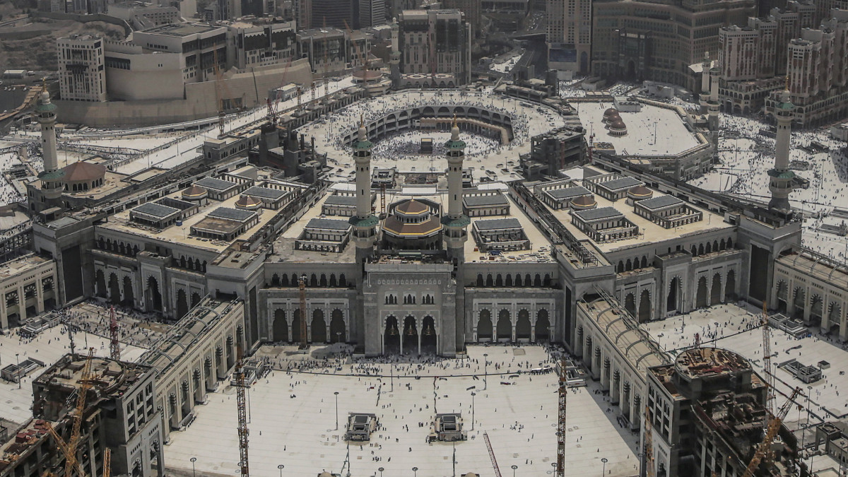 Mekka, 2018. augusztus 22.A Kába-szentély a szaúd-arábiai Mekka Nagy Mecsetjének közepén 2018. augusztus 22-én, a mekkai zarándoklat, a háddzs alatt. (MTI/EPA/Mohamed Szaber)