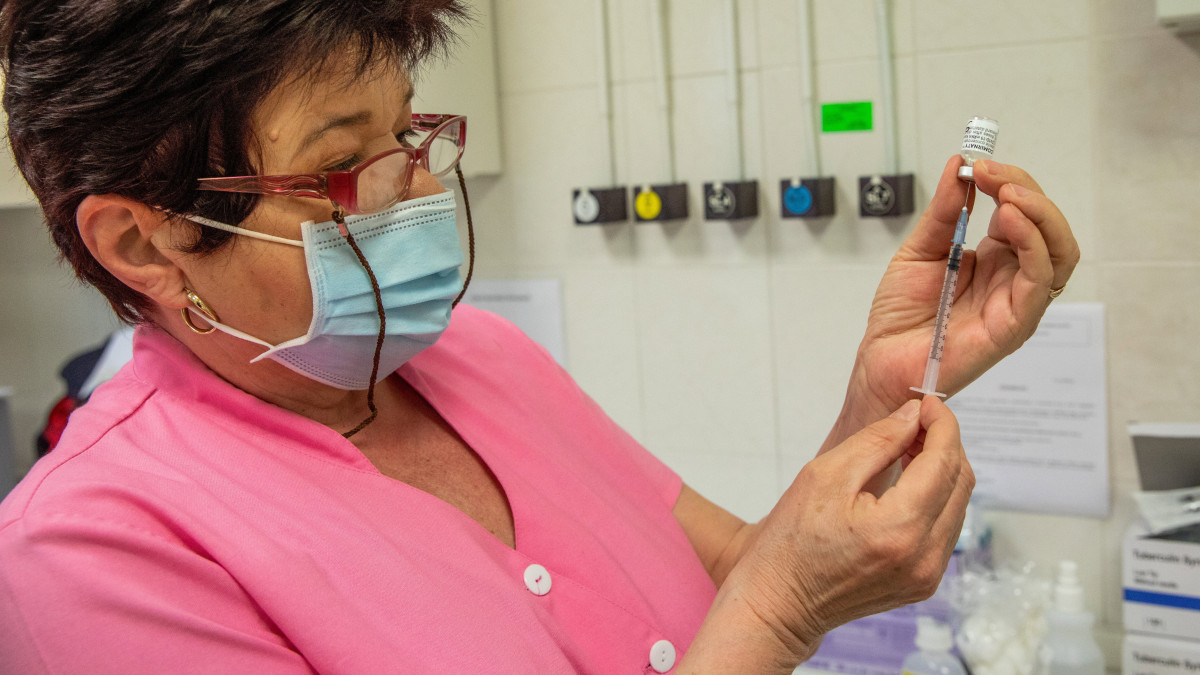 Kajári Gáborné főnővér előkészíti az oltáshoz a Pfizer-BioNTech koronavírus elleni vakcinát a Békés Megyei Központi Kórház Dr. Réthy Pál Tagkórházának egyik oltópontján Békéscsabán 2021. április 2-án.