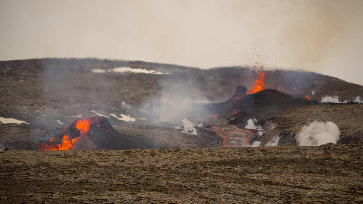 Izzó láva tör fel egy vulkán új hasadékából az izlandi fővárostól 30 kilométerre délnyugatra, a Reykjanes-félszigeten 2021. április 5-én. A szigetnek ezen a részén utoljára 800 éve fordult elő vulkánkitörés.