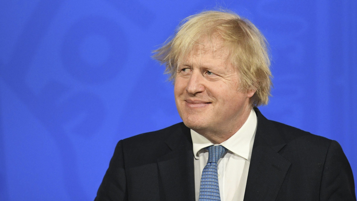 Boris Johnson brit miniszterelnök sajtótájékoztatót tart a koronavírus-járvánnyal kapcsolatos intézkedésekről Londonban 2021. április 5-én.