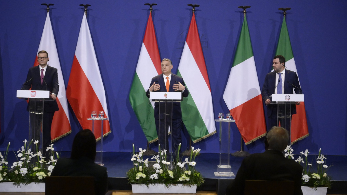 Orbán Viktor miniszterelnök, a Fidesz elnöke (k), Matteo Salvini, az olasz jobboldali kormánypárt, a Liga vezetője (j) és Mateusz Morawiecki lengyel miniszterelnök (b) a találkozójukat követően tartott sajtótájékoztatón a Karmelita kolostorban 2021. április 1-jén. A találkozó napirendjén a Liga, a Mateusz Morawiecki vezette Jog és Igazságosság (PiS) és a Fidesz közötti európai szintű politikai szövetség szerepelt.