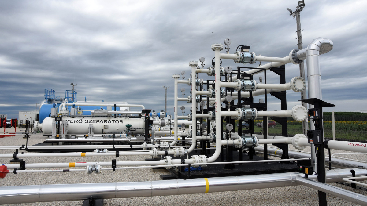 Az O&GD Central Kft. gyűjtőállomása Öcsöd határában 2016. július 14-én. Az ezen a napon átadott gyűjtőállomáson termelésbe állítottak két gázkutat, a harmadik a jövő héten kezdi a termelést. A három kút összesen 6-7 ezer köbméter földgázt fog termelni óránként.