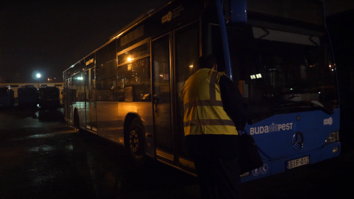Bekávézás, majd békávézás – videón leshetünk be a buszvezetők hajnali világába