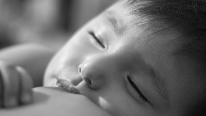 Hónapokon át kapják a szoptatott csecsemők oltott édesanyjuktól az antitesteket