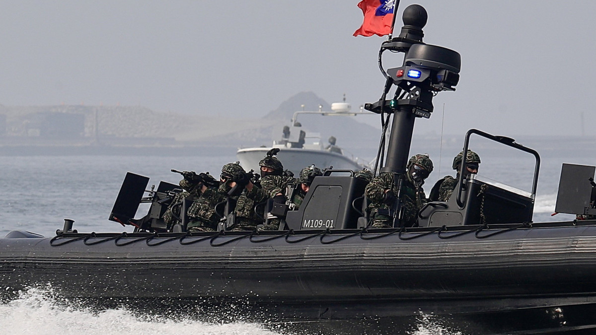 A tajvani haditengerészet különleges egységének tagjai gyakorlatoznak a Tajvan déli részén fekvő Kaohsziung kikötővárosban lévő haditengerészeti bázison 2021. január 27-én.