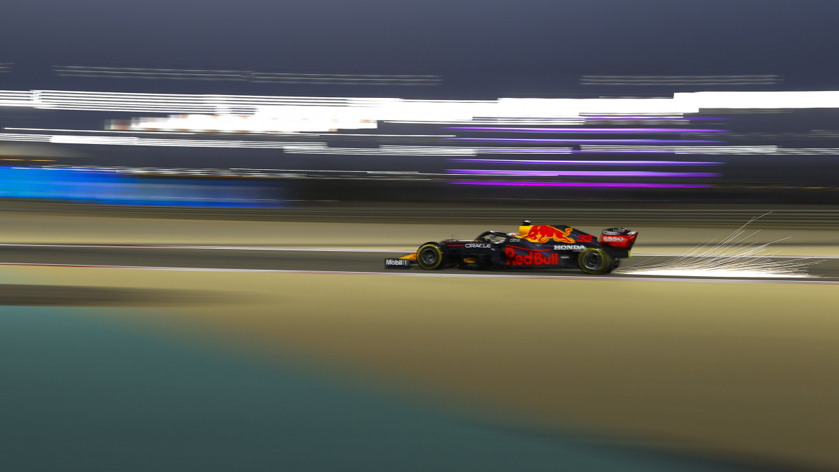 Max Verstappen, a Red Bull holland versenyzője a Forma-1-es autós gyorsasági világbajnokság Szahíri Nagydíjának második szabadedzésén a szahíri pályán 2021. március 26-án. A szezonnyitó bahreini futamot március 28-án rendezik.