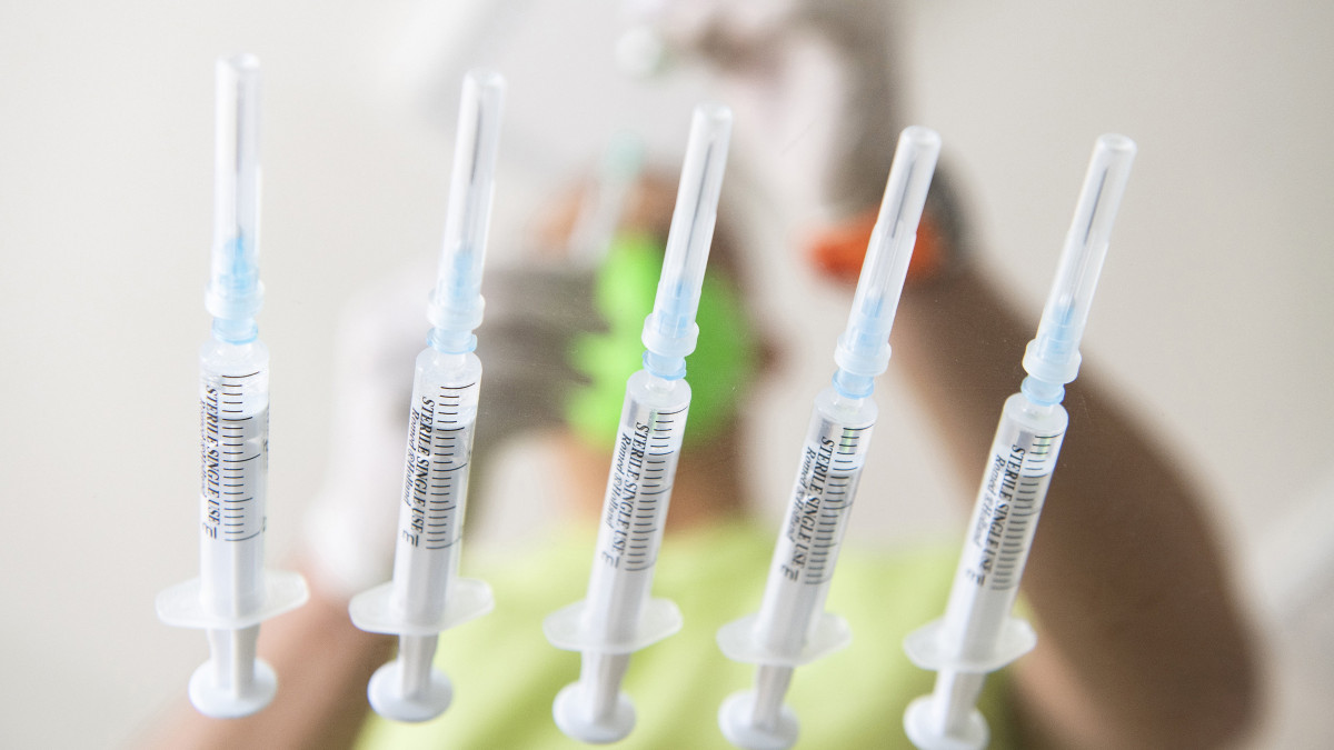 Soós Zoltán háziorvos előkészíti az AstraZeneca koronavírus elleni vakcinákat nyíregyházi rendelőjében 2021. április 1-jén.