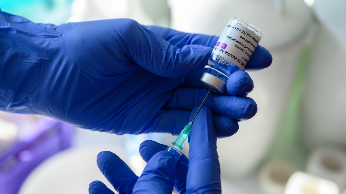 AstraZeneca koronavírus elleni vakcinát készítenek elő oltásra Dr. Szalai Marianna várpalotai háziorvos Loncsosi úti rendelőjében 2021. március 31-én.