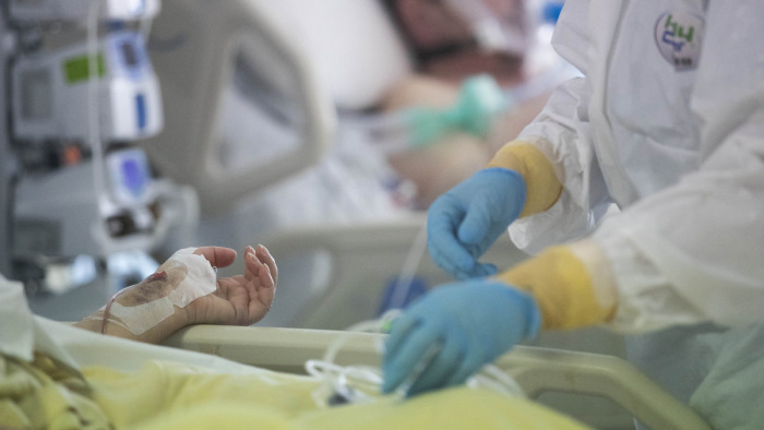 Megteltek a koronavírusos betegeknek fenntartott intenzív osztályos ágyak Szalonikiben