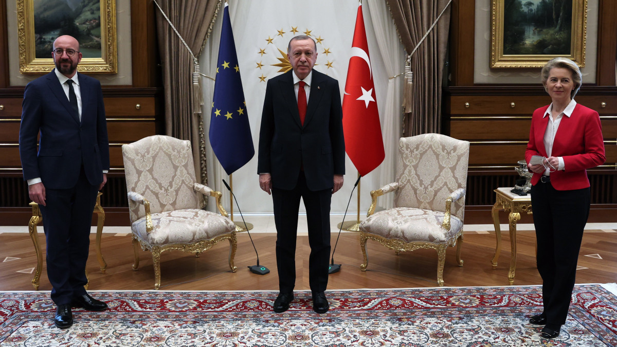 A török elnöki hivatal sajtóirodája által közreadott képen Recep Tayyip Erdogan török államfő (k) fogadja Charles Michelt, az Európai Tanács (b) és Ursula von der Leyent, az Európai Bizottság elnökét az ankarai elnöki palotában 2021. április 6-án.